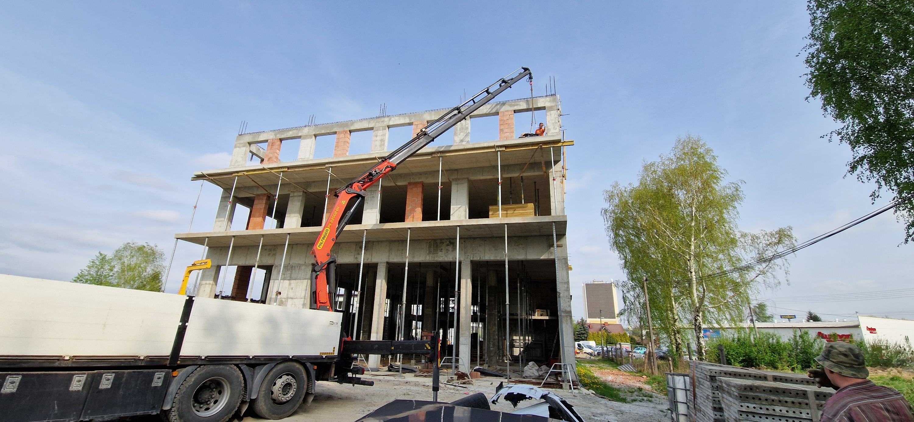 Transport materiałów budowlanych na strop